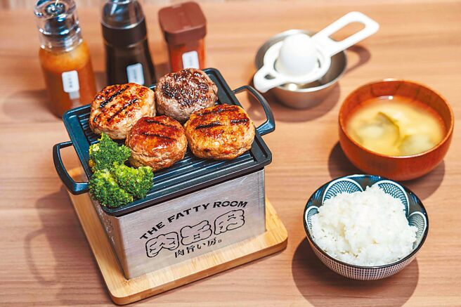 「肉旨房」航栈绿洲店独卖「鲜蟹肉汉堡排套餐」，也可吃到牛、猪、鸡等汉堡排的鲜美滋味。（石智中摄）