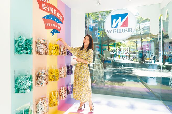 曾宝仪14日着一身长裙出席保健食品代言人记者会。（品牌提供）