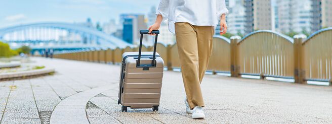 MUJI无印良品的四轮硬壳止滑拉杆箱是热门商品。（MUJI提供）