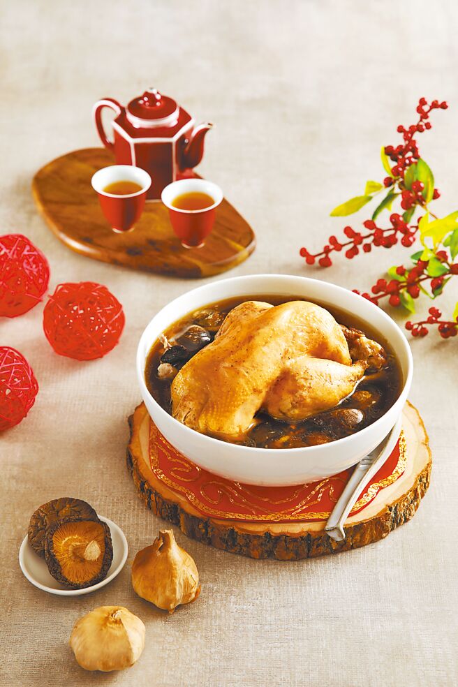 「麗緻漢方黑蒜雞湯」湯頭溫潤滑順，適合6至8人團聚共享。（麗緻餐旅集團提供）