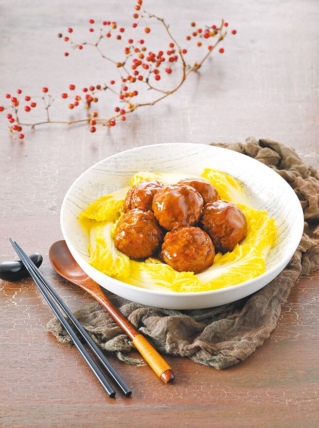 「紅燒獅子頭」精選優質國產豬，以絕佳肥瘦比例混和，口感鬆潤細緻。（麗緻餐旅集團提供）