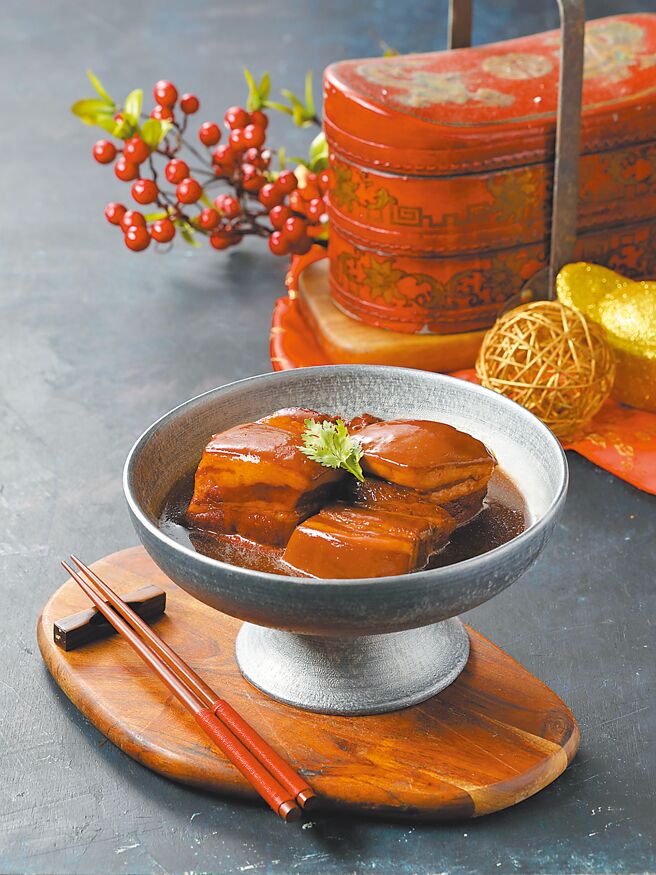 迎接農曆年，亞緻餐飲精心推出多道外帶年菜，月底前購買年節商品滿3000元，享9折早鳥優惠。（麗緻餐旅集團提供）