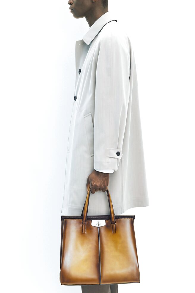 淡色系與輕薄材質的使用，成為第二章別緻夏日的目標。（Berluti提供）