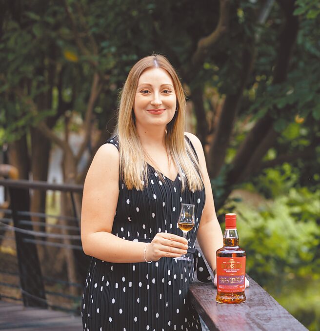 身為專業釀酒師，Julieann會先調查酒廠的藏酒並製成樣品，準確分類並註記風格與香氣，再透過市場調查的數據結果，調配出完美平衡的威士忌。（Deanston提供）【飲酒過量 有礙健康】