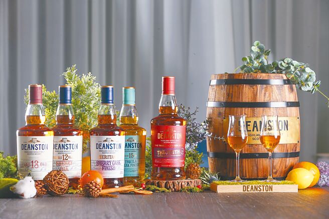 汀士頓威士忌在台廣受歡迎，因此專為台灣推出「蛻變」系列第三款「THE TEITH蘊育者」（右）。（鄧博仁攝）【飲酒過量 有礙健康】