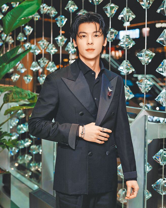 許光漢佩戴石上鳥紅寶石胸針和Lock系列珠寶，出席上海巨型Tiffany藍盒耶誕造景點燈活動，帥氣破表。（Tiffany & Co.提供）