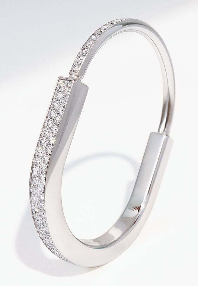 Tiffany Lock 18K白金鋪鑲鑽石手環，134萬5000元。（Tiffany & Co.提供）
