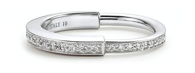 Tiffany Lock 18K白金鋪鑲鑽石戒指，19萬3000元。（Tiffany & Co.提供）