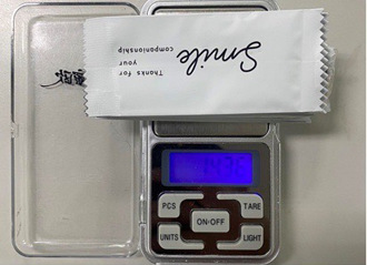 男騎士見警急煞 果然有詭！薪資袋藏了「壞東西」 