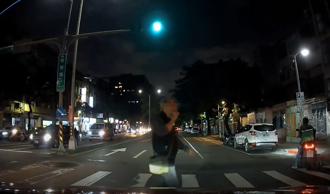 上秒「行人帝王」 下秒「行人地獄」！46秒影片秀出不同風情