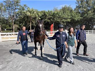 斥資千萬整建馬術場推廣觀光 黃偉哲牽駿馬迎開幕