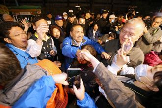 侯友宜重返大本營板橋掃街 人氣爆棚民眾搶拍照、送吉祥物