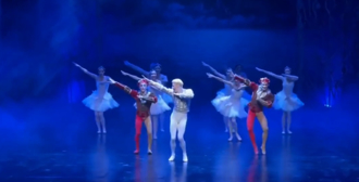 影》俄芭蕾舞團謝幕大跳「科目三」嗨翻 網讚：舞姿超柔軟
