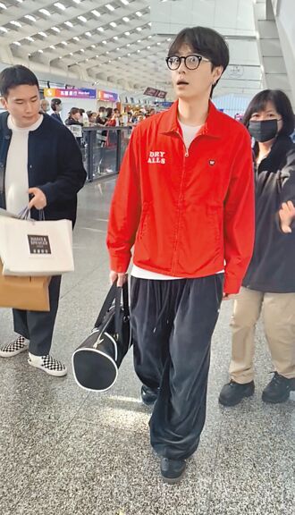 龙俊亨亲民没偶包 将唱新歌献台粉