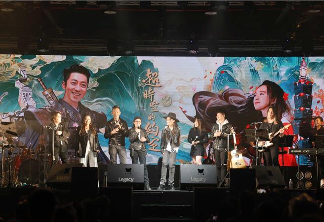 张芸京在演唱会上运用科技与艾成超时空对唱。（神国大乐提供）