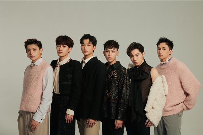 FEniX夏浦洋（左1）預告今年跨年將會賣力演出。（踢帕娛樂提供）