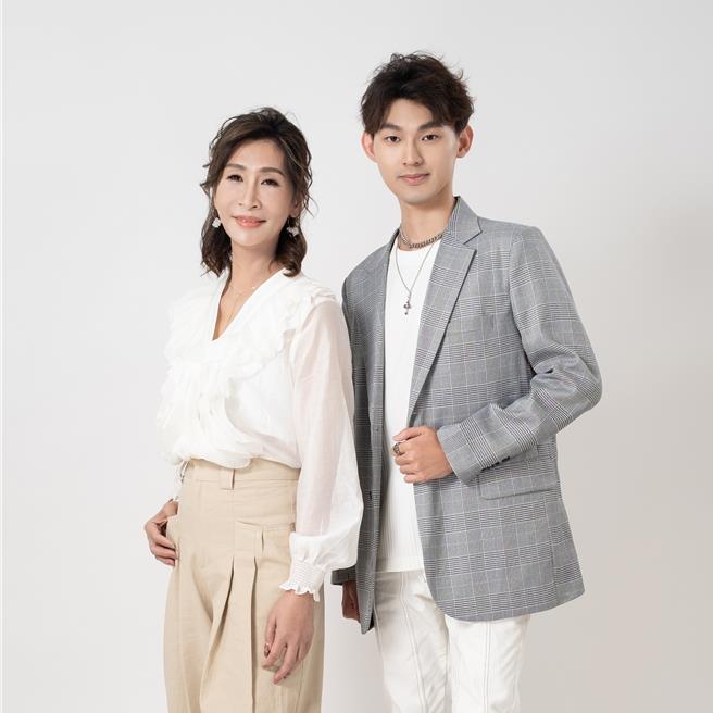 罗梓华（右）近来揪陈燕萍合唱新歌。（威尔斯葛罗提供）