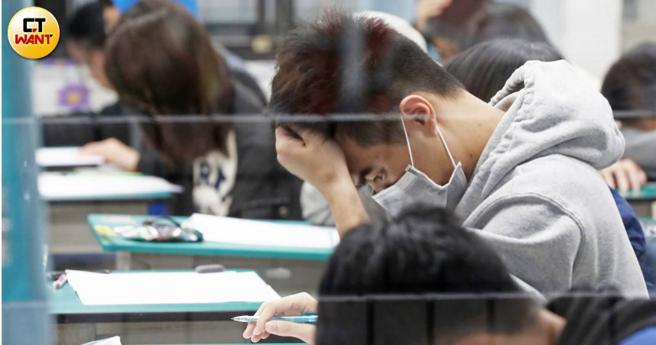 108課綱引發更多學生的焦慮，許多高中生只希望付出的時間與努力，可以在學測上看到成果。（圖／趙世勳攝）