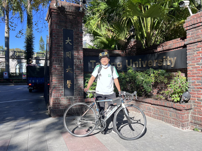 大同大学电机系主任杨祝寿，从桃园骑自行车到台北上课，成功减重10公斤。（翻摄杨祝寿脸书）