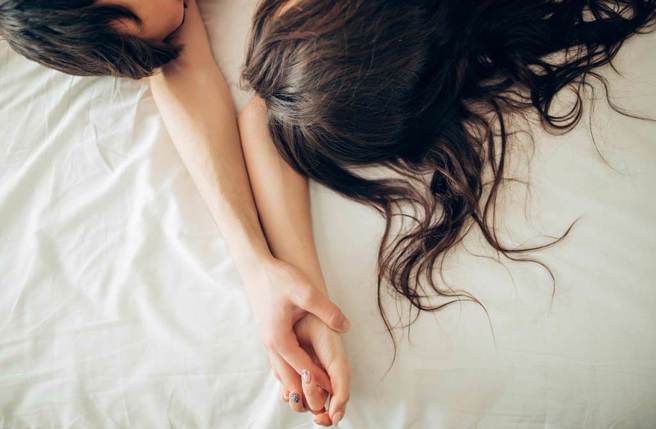 卓男发现妻脸书与游男咸湿调情，愤而提告求偿60万元。（示意图／Shutterstock）