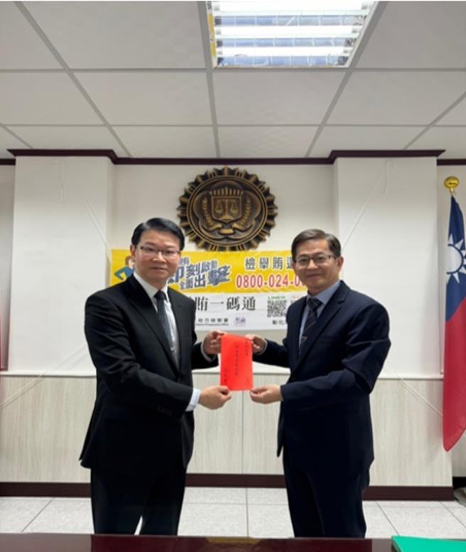 查局局長王俊力特別南下到彰化縣站，嘉勉表揚調查站主任徐國楨(右)及辦案人員(調查局提供)