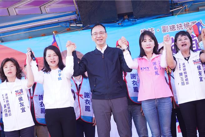 彰化第三选区立委谢衣鳯今举行溪湖后援会成立大会，国民党主席朱立伦亲自到场为她加油打气。（吴建辉摄）