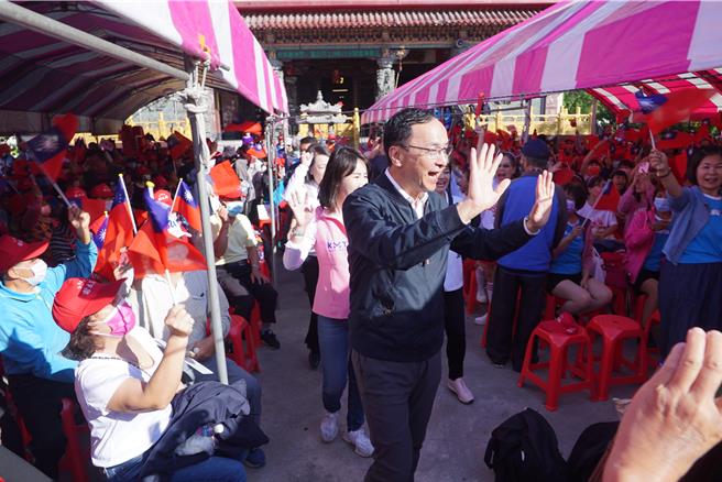 朱立伦一早9点多抵达溪湖镇奉天宫，受到现场民眾热情欢迎。（吴建辉摄）