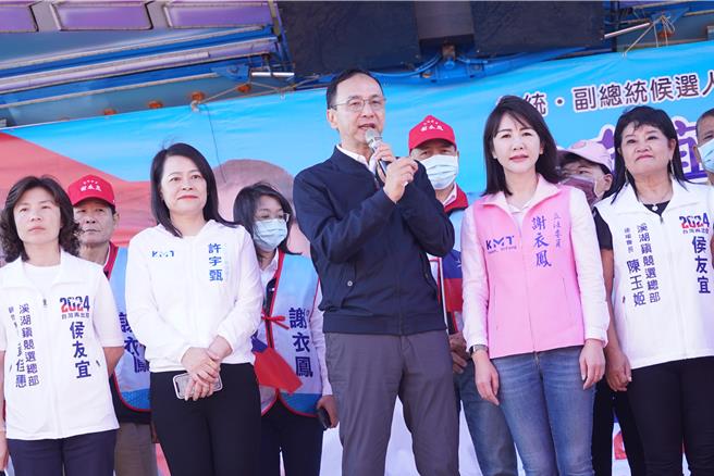 朱立伦致词时表示，谢衣鳯是彰化4席立委中最优秀、最认真的，这次选举一定要让衣鳯最高票连任，继续为彰化乡亲争取建设与福利。（吴建辉摄）