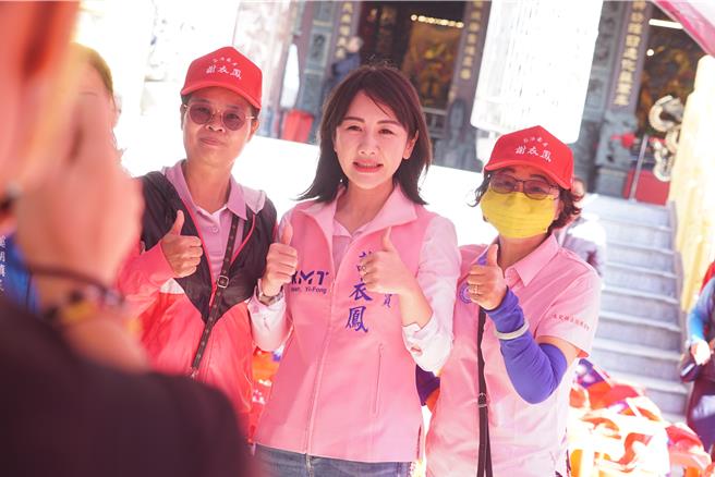 谢衣鳯穿梭在会场中，许多民眾上前要与谢衣鳯合影，展现高人气。（吴建辉摄）