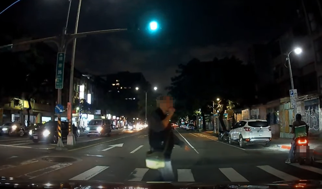 有驾驶日前行驶在北市松山区健康路上，在46秒的路途中，「帝王行人」、「行人地狱」两种不同状况都被他遇到了。（ 图／ 翻摄自「WoWtchout-地图型行车影像分享平台」）