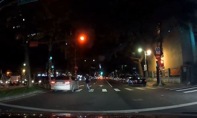 有驾驶日前行驶在北市松山区健康路上，在46秒的路途中，「帝王行人」、「行人地狱」两种不同状况都被他遇到了。（ 图／ 翻摄自「WoWtchout-地图型行车影像分享平台」）