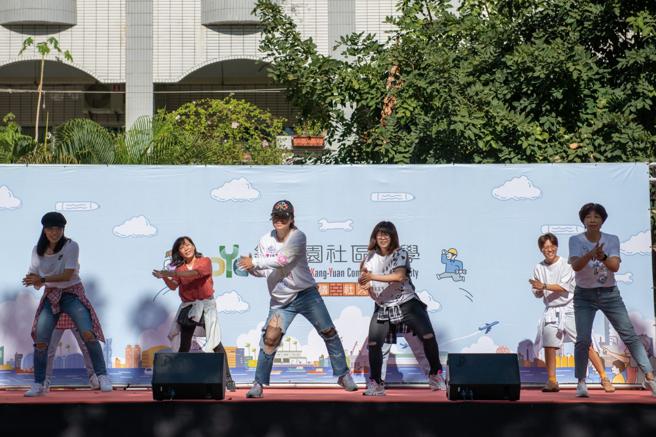 23日耶诞市集暨课程博览会安排丰富且在地味十足的表演与摊位。(图片来源：镇港园社区大学提供) 