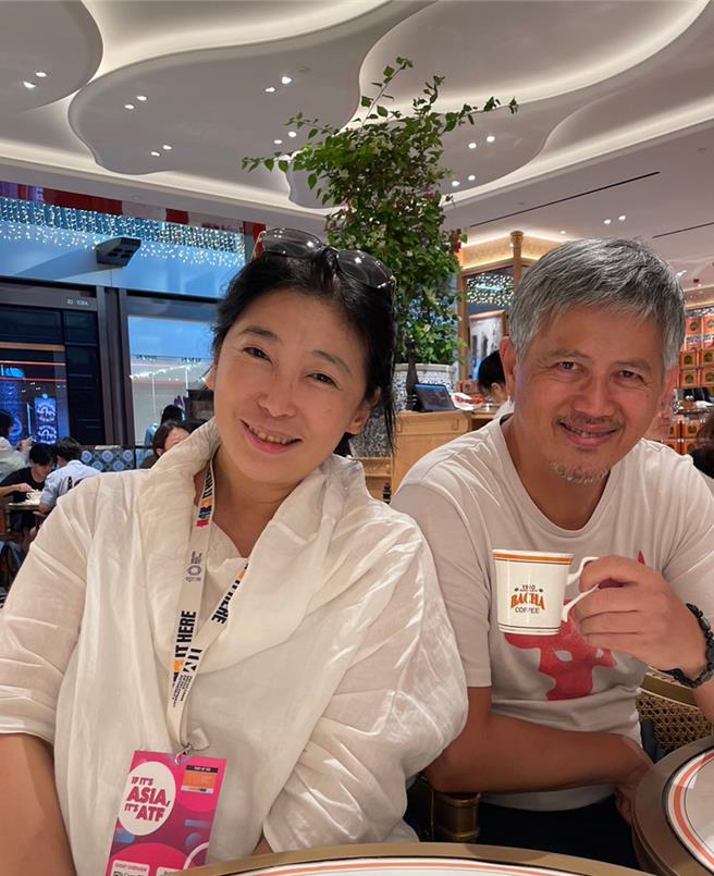 《lslanders 岛屿·神话》参与ATF Asia Scripted Pitch企划团队成员，三乘影像事务所执行长暨计画主持人Showrunner 陈薇（左），制片统筹陈伯全（右）。（ 三乘影像事务所提供）