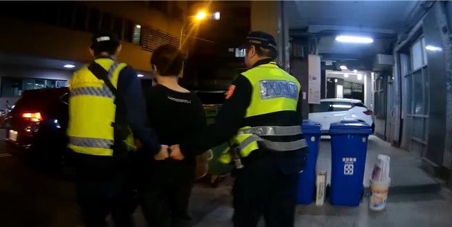 台中市第一分局民权派出所，本月4日在辖区1家自助洗衣店内，查获因毒品，侵占遭通缉的曾姓男子（中），讯后解送归案。（警方提供／王煌忠台中传真）