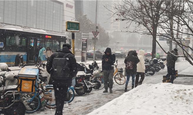 大陸剛結束強降雪，隨即冷空氣登場，最低氣溫「探底-16℃」 讓16日迎來北京迎來入冬最冷週末。圖為日前降雪讓氣溫迅速下降的北京街景。（吳泓勳攝）