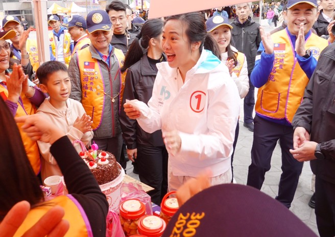 民眾黨副總統候選人吳欣盈16日前往板橋第一運動場前廣場，出席國際獅子會年度 「大型聯合社服捐贈儀式暨慈善公益園遊會」，並到各攤位參觀。（姚志平攝）