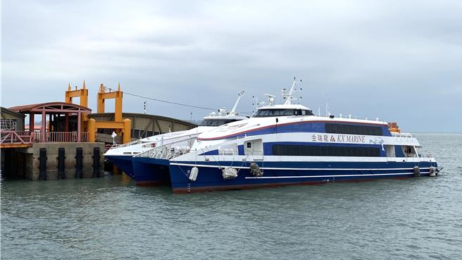 金门水头码头16日海上瞬间阵风高达8级，迫使金厦小三通暂时停航，数百位旅客行程也受到影响。（于家麒摄）