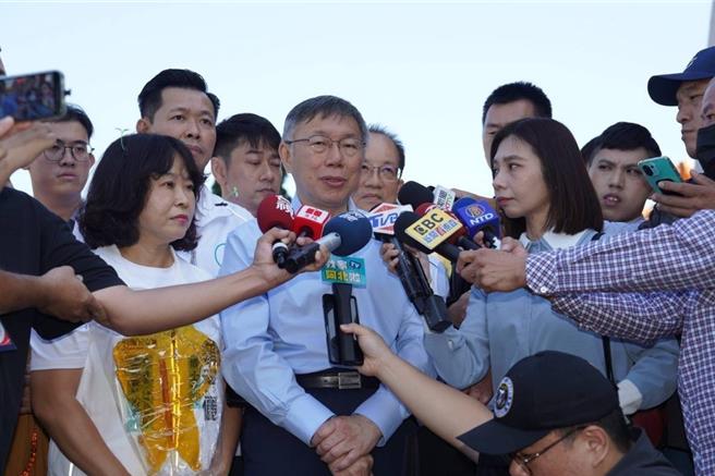 柯文哲表示，「台灣已經出現真正的第三政治版塊」，就算棄保也不會棄乾淨，因為超過6成的台灣人希望政黨輪替，但更有7成的人不希望國民黨上台。（林雅惠攝）