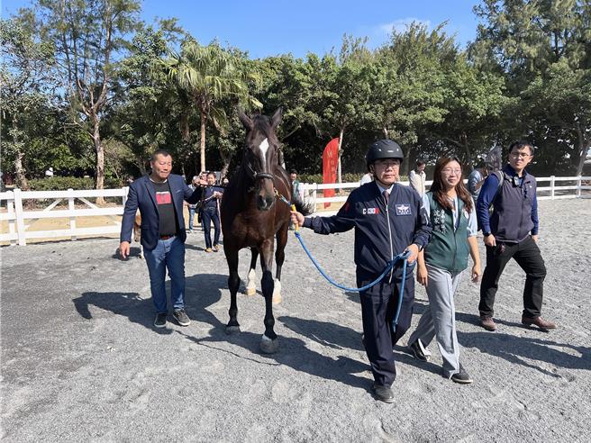 台南市长黄伟哲牵着牵着高大骏马入场，迎接新马术场的开幕。（洪荣志摄）