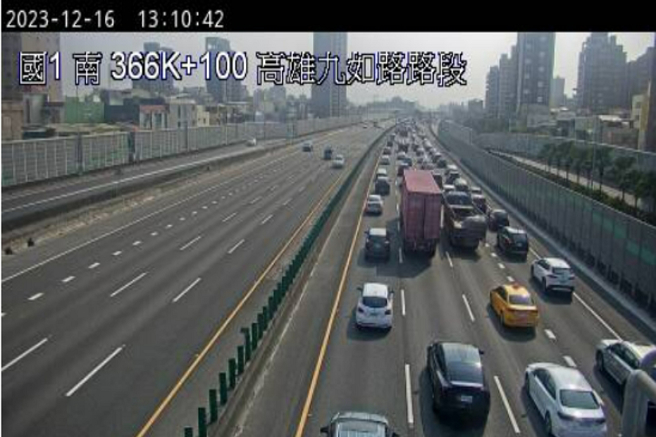 国1南下高雄九如段发生5车追撞事故，现场车流回堵5公里。（翻摄「1968即时影像」）
