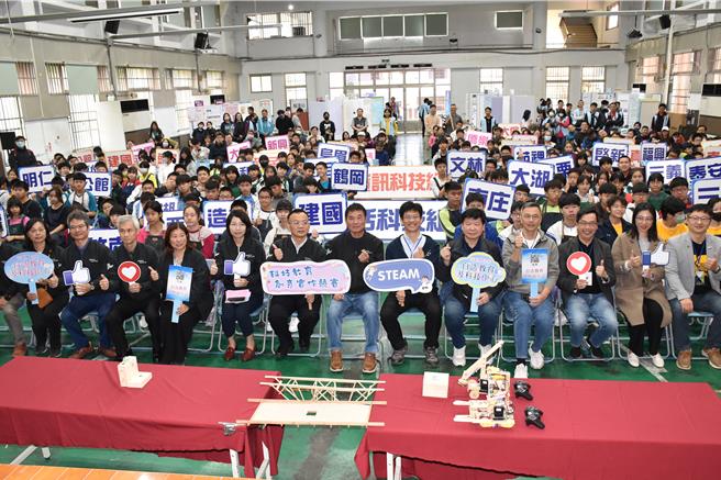 苗栗县政府2023年科技教育创意实作竞赛16日登场，共有48所国中小及85支队伍参赛。（谢明俊摄）
