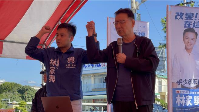 国民党副总统候选人赵少康，16日南下台中市为七选区立委参选人林家兴站台辅选，针对台中捷运蓝线卡关10年，痛批民进党「党同伐异」实在太可恶。（王煌忠摄）