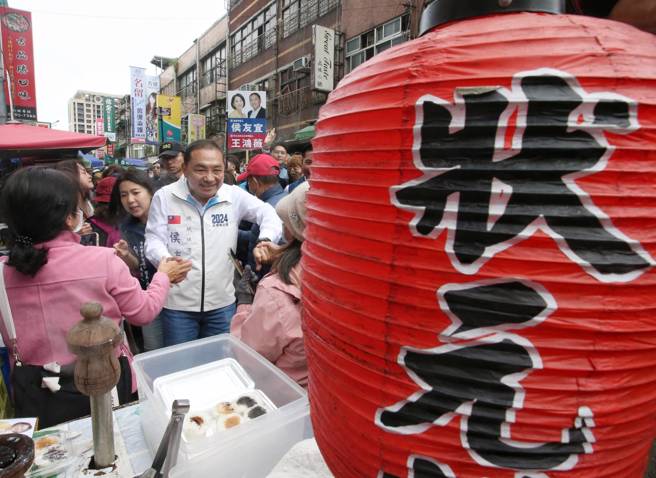 國民黨總統候選人侯友宜（前中）16日到台北市南京公寓市場掃街拜票，受到民眾熱烈歡迎。（趙雙傑攝）