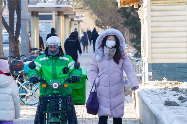 北京一波强降雪结束后进一步降温，16日最低下探-16℃，也让路上行人全身防寒包紧紧。（吴泓勋摄）