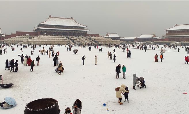 北京13至14日一波降雪，让各大景点涌进人潮赏雪玩雪。图为北京故宫雪景。（吴泓勋摄）