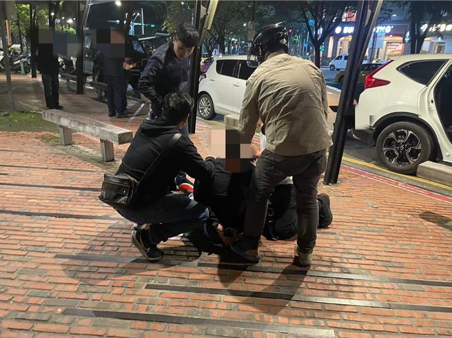 宜兰县2名妇人遭诈骗千万元，警方埋伏逮到车手。（翻摄照片／李忠一宜兰传真）