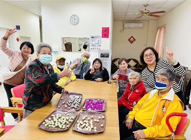 關懷失智失能長者及家屬，部苗田心寶學堂舉辦家屬支持課程暨家庭冬日活動。（部立苗栗醫院提供／謝明俊苗栗傳真）