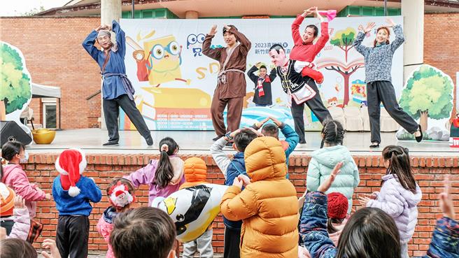 2023喜阅节暨新竹县市阅读嘉年华，16日在新竹县文化局文化广场登场，哇哈哈剧团与小朋友互动的表演。（罗浚滨摄）