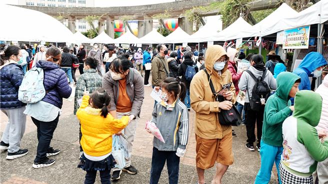 2023喜阅节暨新竹县市阅读嘉年华，16日在新竹县文化局文化广场登场，有27个闯关摊位，挤满亲子人潮。（罗浚滨摄）