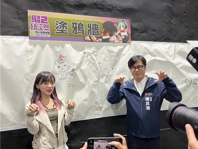 高雄市长陈其迈出席驳二动漫祭，亲手绘制高雄捷运最萌吉祥物「蜜柑」，让一旁漫迷笑称「灵魂绘师」再现。（高雄市文化局提供／任义宇高雄传真）